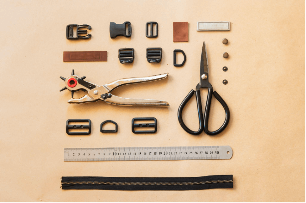 Пластиковые пряжки: виды, применение, как выбрать